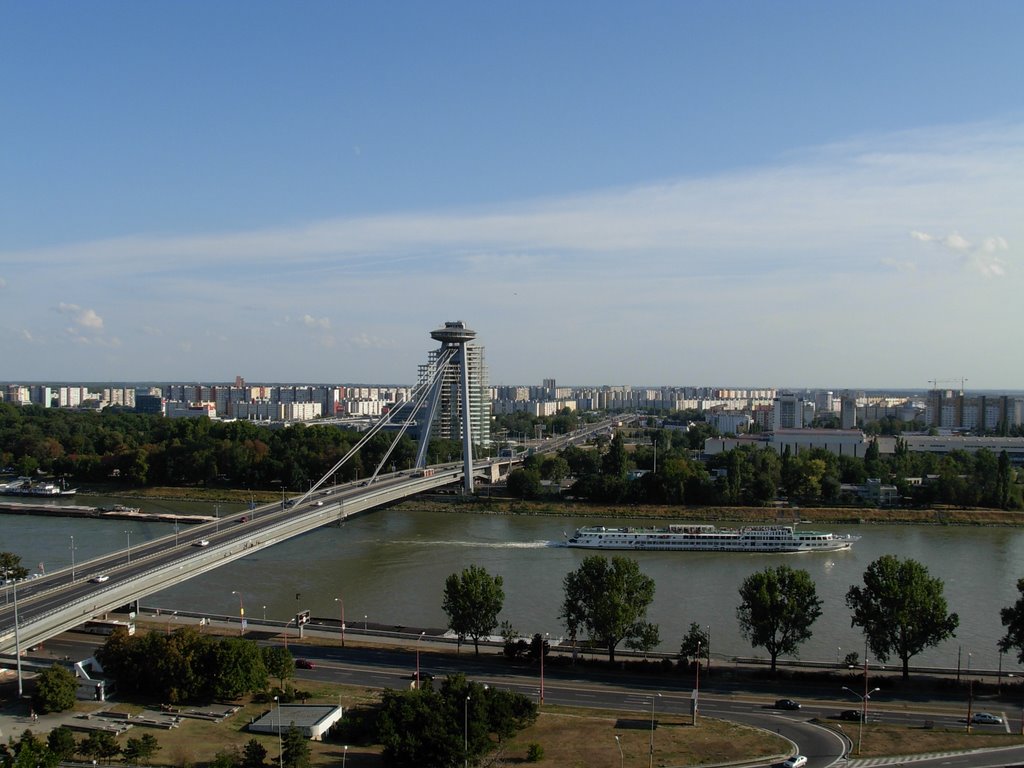 Nový Most sobre el Danubio by Jose Manuel Gonzalez