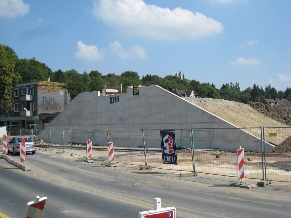 Östl. Wiederlager der Brücke Faßstraße by Thomas Bauckmeier