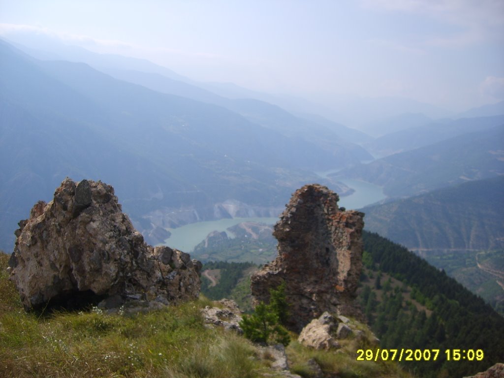 Sinkot Kalesi Kalıntıları ve Çoruh Vadisi by tugi08