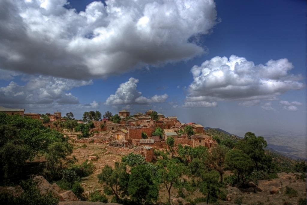 Les maisons au sommet du Monastère de Debré Bizen Erythrée by Christian VIGNA