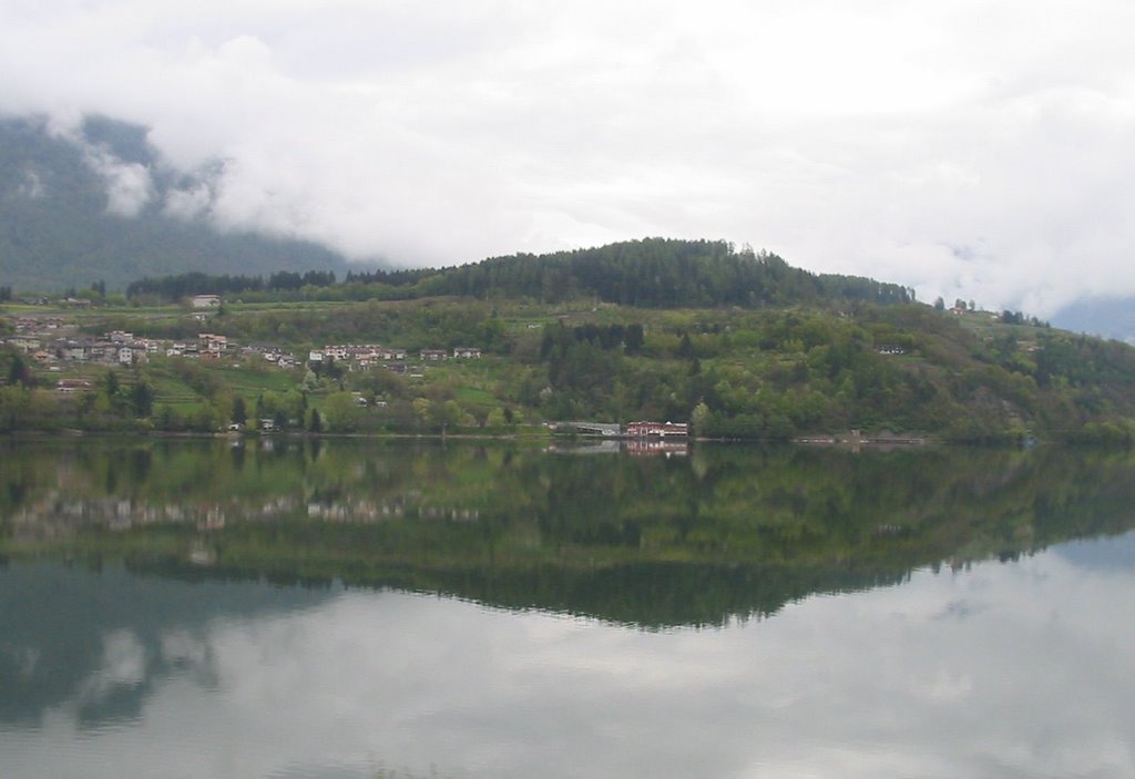 Lago di Caldonazzo dalla ferrovia della Valsugana by giallopolenta