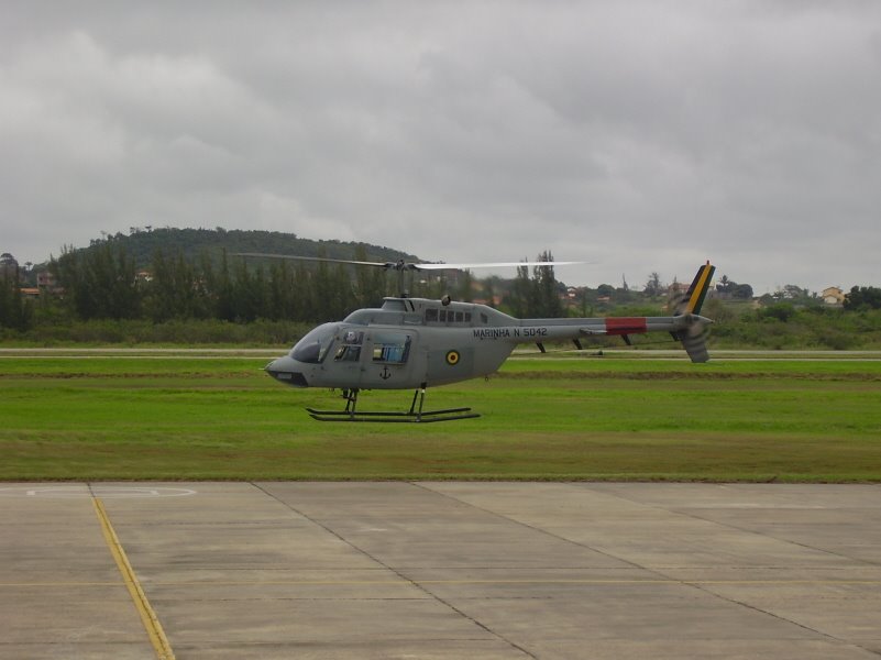 1° Esquadrão de Helicópteros de Intrução (HI-1), aeronave IH-6B N-5042 Bell Jet Ranger III, durante apresentação aérea nas comemorações dos 89 anos da Aviação Naval Brasileira. by Guilherme Wiltgen