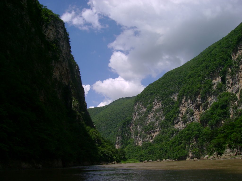 Cañon del Sumidero by Norberto Villarreal