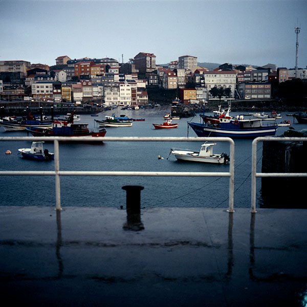 Petit matin sur le port de Fisterra. www.c-danslaboite.com by Tristan Zilberman