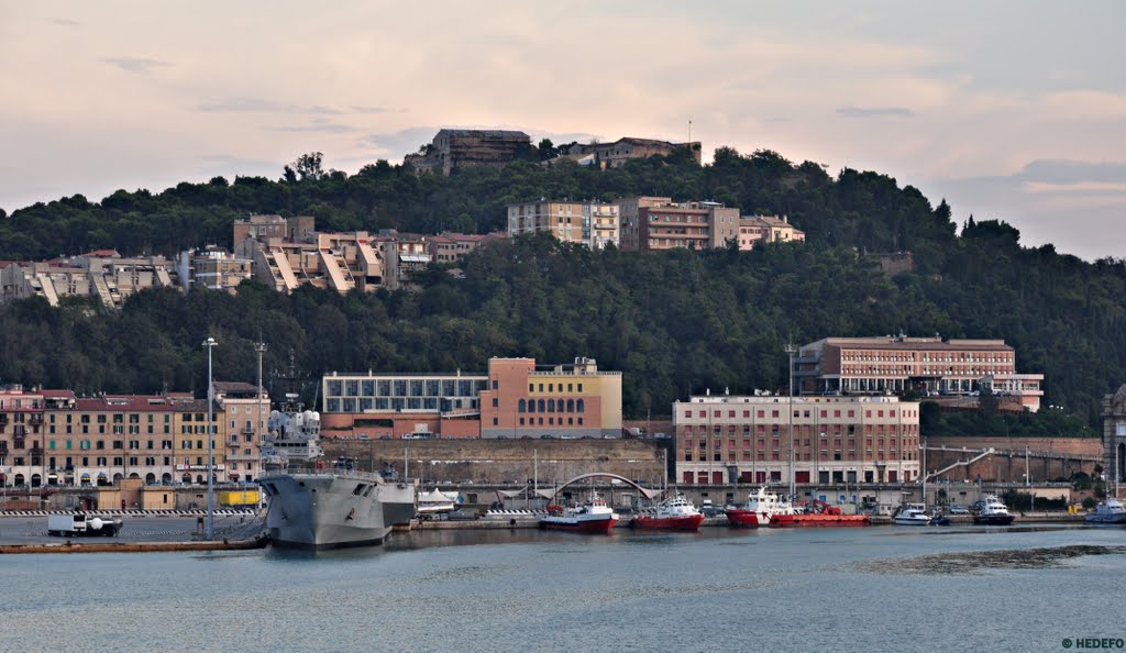 Ancona - Kriegsmarineschiffe und Feuerlöschboote an ihrem Liegeplatz // Navi della marina militare e le barche all'ormeggio fuocoItal // Navy ship and fire boats at berth by Henri der Fotomann