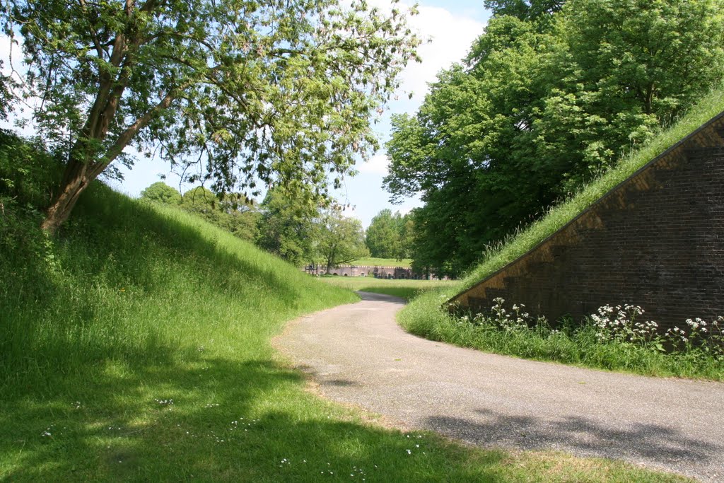 Toegang door de wal; Fort Rhijnauwen, Bunnik. by Carl030nl