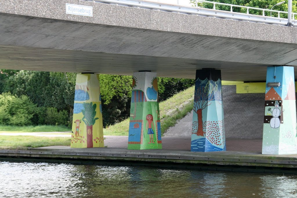 Dongen - Kanaaldijk Noord - Wilhelminakanaal: 			 	Graffiti op kolommen Rijensebrug by Scholte