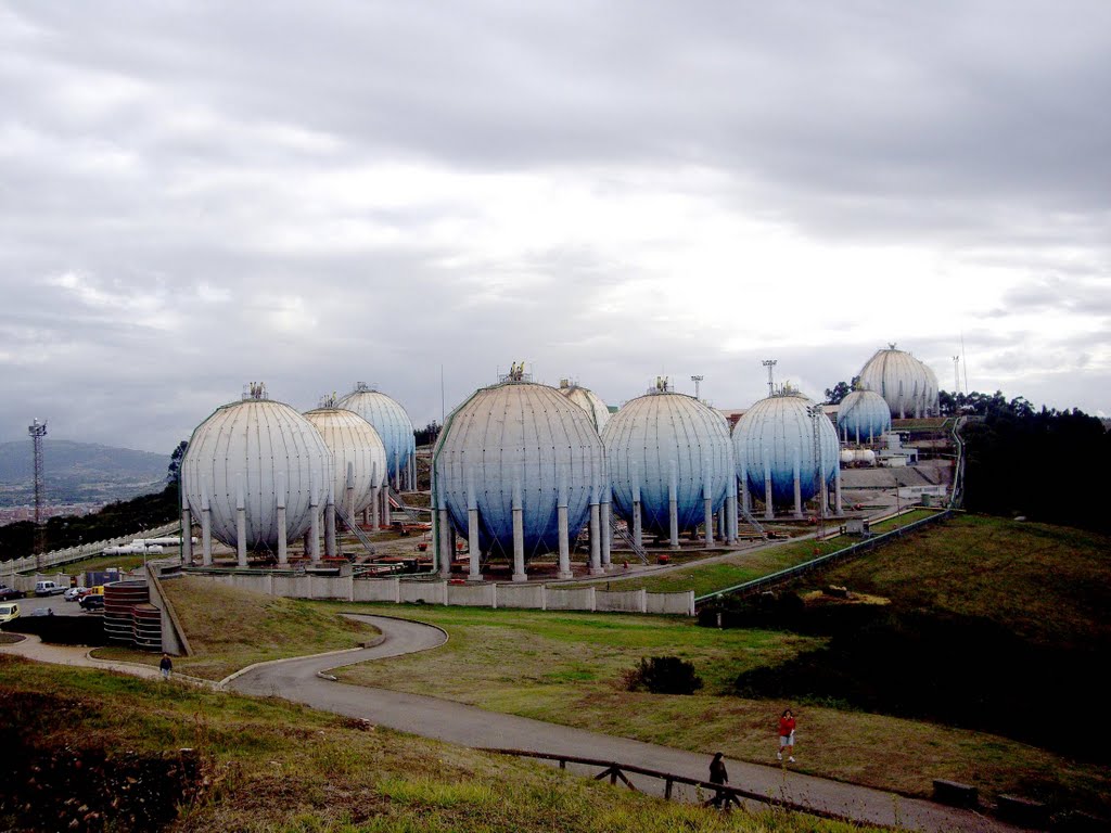 Depósitos de gas en La Campa Torres by viajeraempedernida