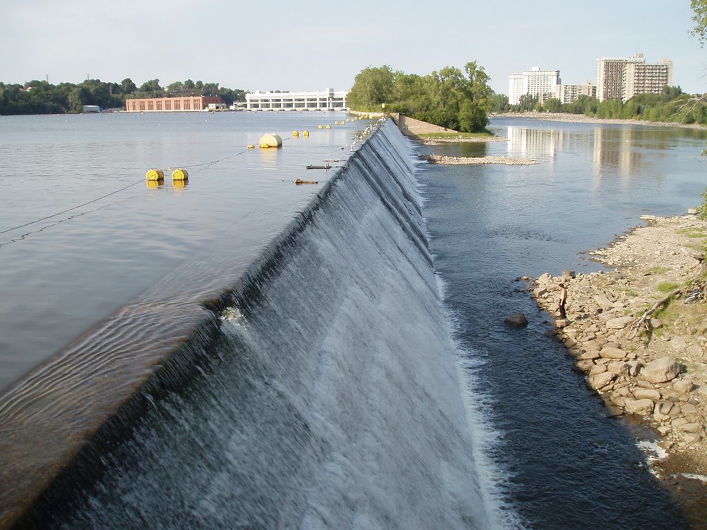 Canal de débordement du barrage du Parc de la Visitation by Opticmind