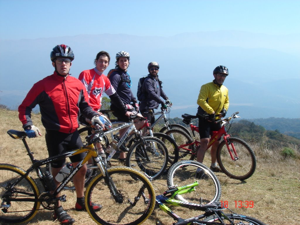 Equipo Locals preparados para largarse a la bajada inicial - Dia previo a la carrera Transmontaña 2006 by Martin Peralta