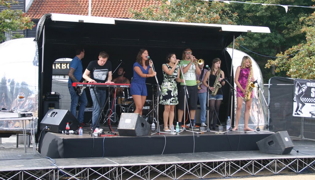 "Meow Meow" on stage at the Folkestone Ska Festival by Paul Devall