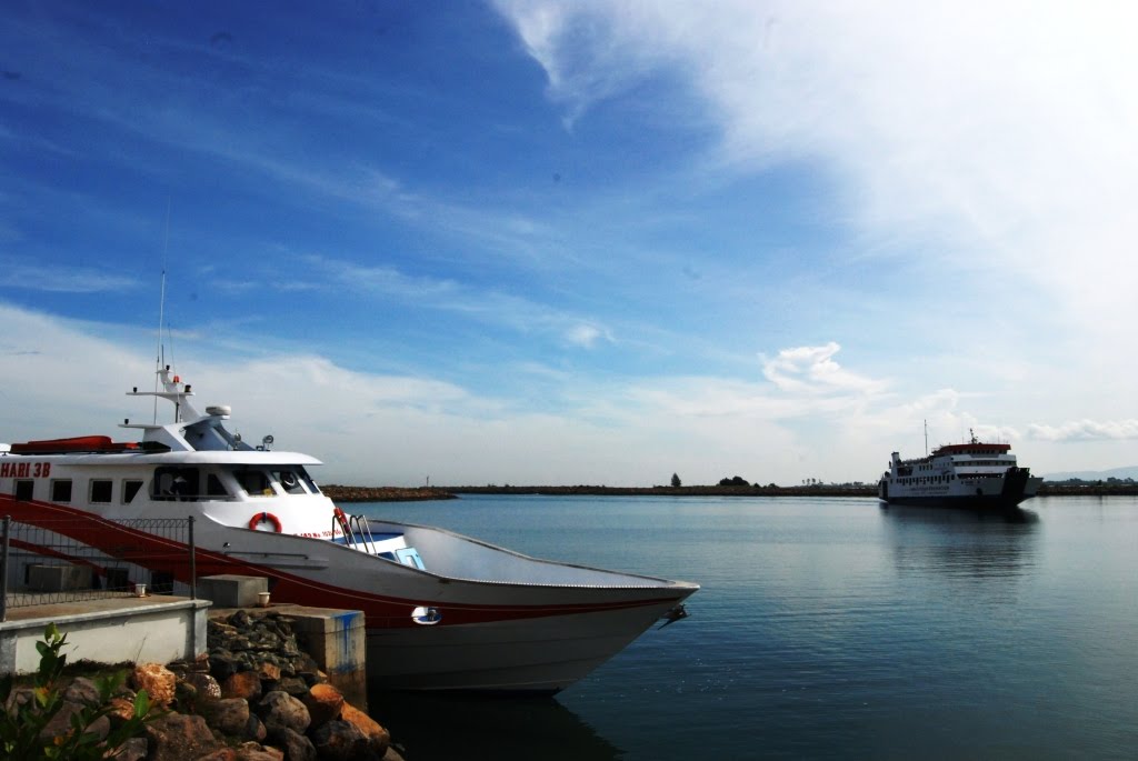 Kapal Ferry dan Kapal Cepat di Pelabuhan Ulee Lheue by abid_giffari