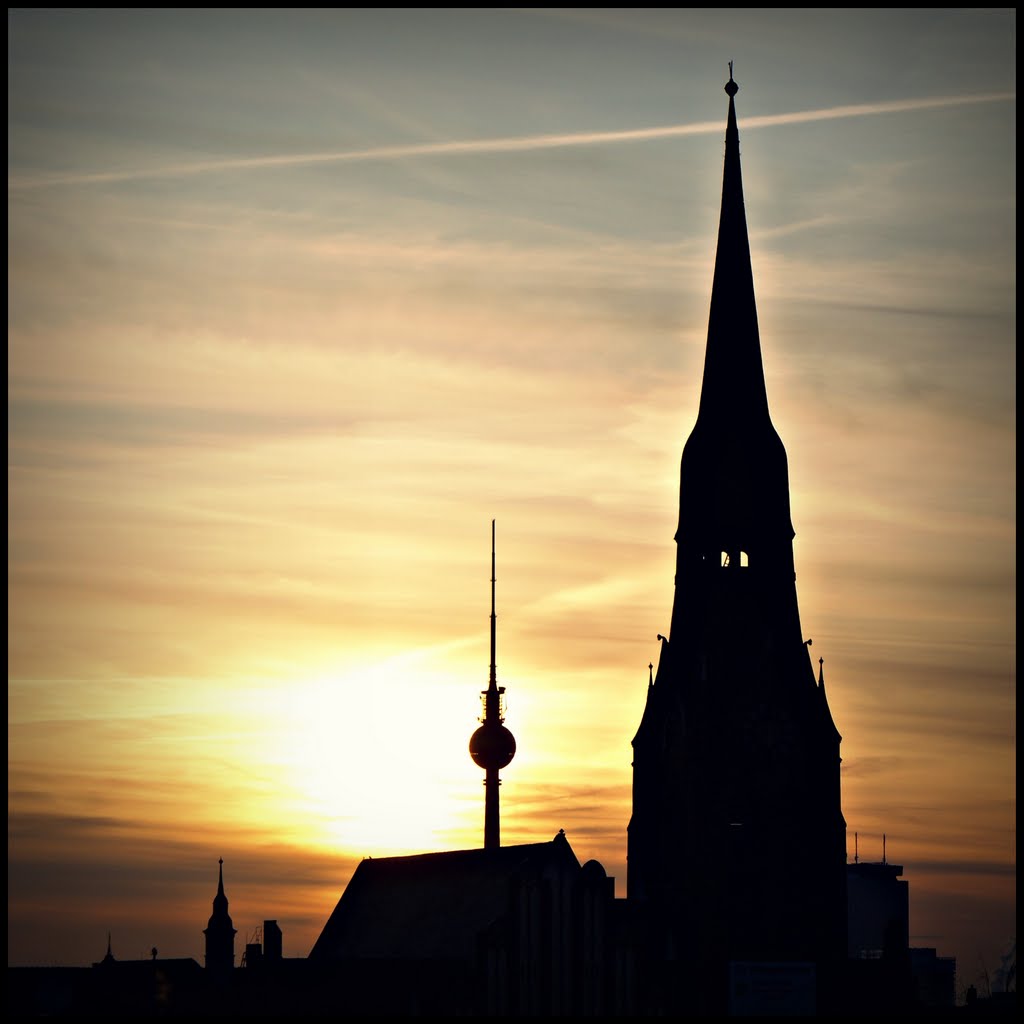 Pfingstkirche vor Fernsehturm by xxBRLNxx