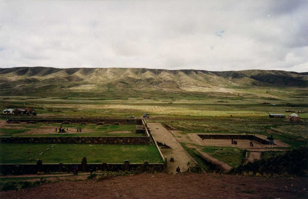 Vista parcial de las ruinas de Tiwanaku. Izquierda: Templo de Kalasasaya (mundo terrenal). Derecha: Templete Semisubterraneo (inframundo). Foto tomada desde los restos del Templo Akapana (supramundo) by Leonardo Passano Rot…