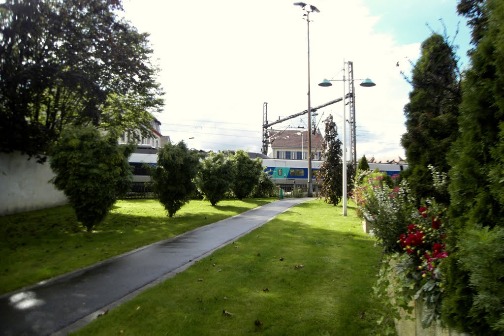 Passage sur rails rue d'Helvétie Montbéliard by Yves BAMBERGER