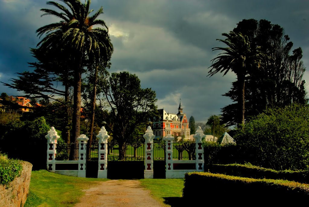 Palacio de Los Felgueroso by Hernán Fdez Blanco