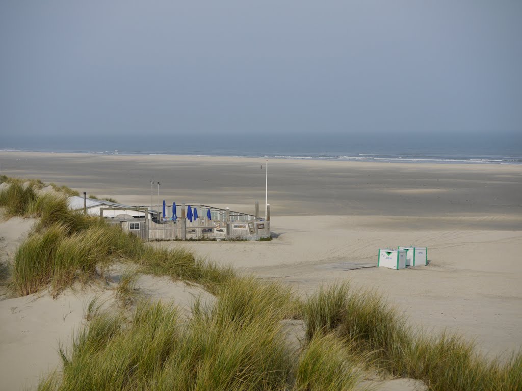 Strandpaviljoen bij West aan Zee Terschelling by n. wentzel