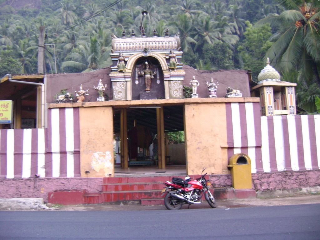 Warakkapola Sri Muthumaariyamman Kovil (வறக்காப்பொல ஸ்ரீ முத்துமாரி அம்மன் கோவில்) by Umapathy