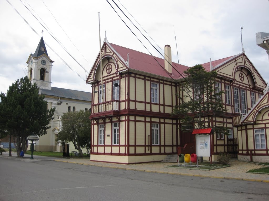 Sede Municipal e Iglesia. Puerto Natales. by sospe.pss