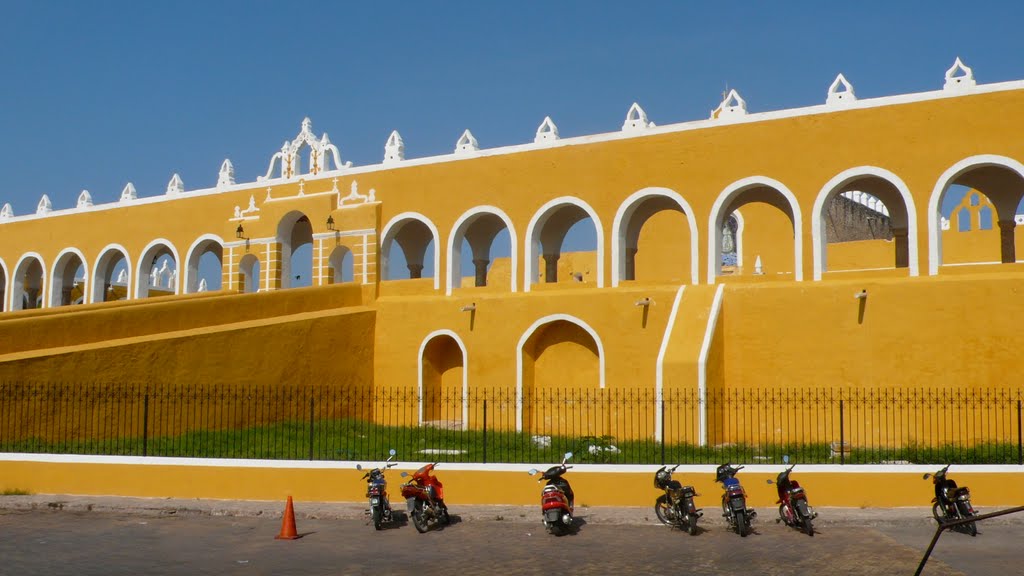 Izamal Convento by antenna