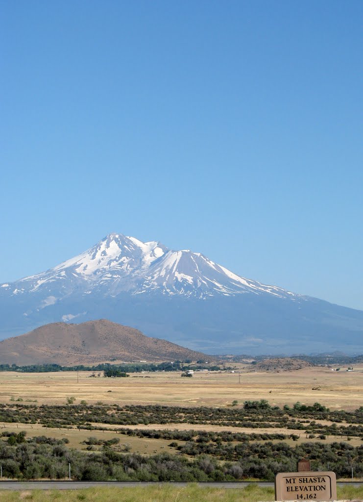 Mount Shasta viewpoint I-5 by fouralaska