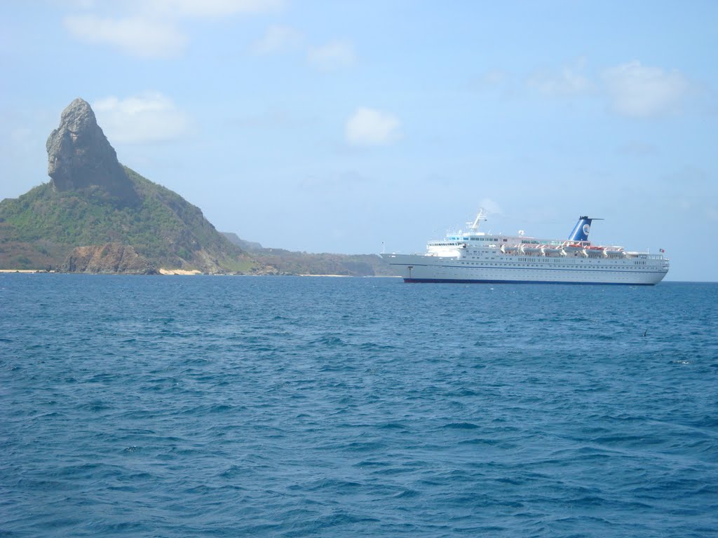 Navio Ocean Countess ancorado próximo ao Arquipélago de Fernando de Noronha - PE by H. de Borba Jr.