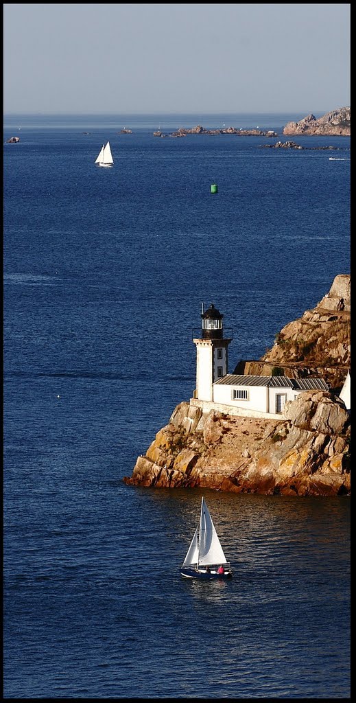 Phare de l'île Ouet by christophe-stewart