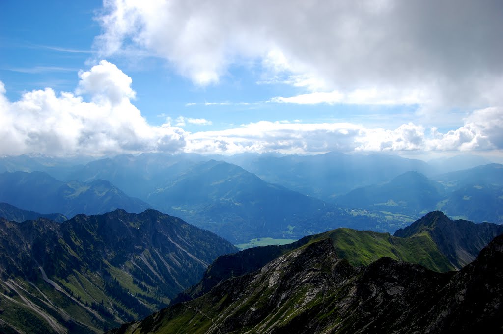 Nebelhorn, Blick vom Gipfel ins Kleinwalsertal by Rene68