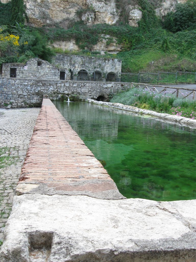 Scorcio della leggendaria "Fontana Antica" by Troscia Andrea