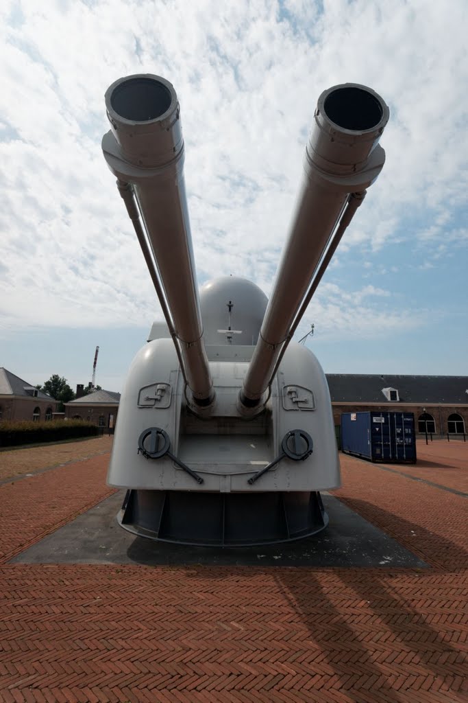 Den Helder - Marine Museum - View West on double-barrelled 12 cm gun from Destroyer Hr.Ms. Gelderland & Guided Missile Frigate Hr.Ms. Tromp by txllxt TxllxT