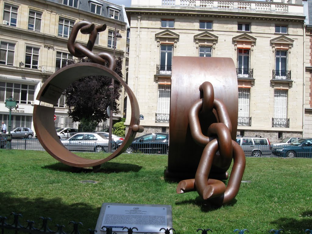 Paris : Place du General Catroux - Fers (17.07.10.) by Ioan Manoliu