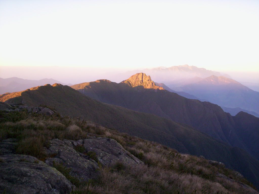 Pico do Itaguaré banhado pelo Sol do entardecer by J. Augusto