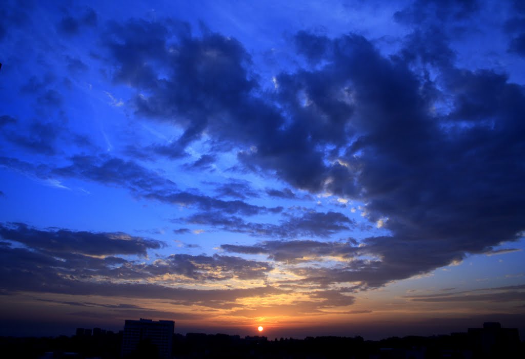 Cloudy Sunset in Oporto City by Mário Eloi Castro