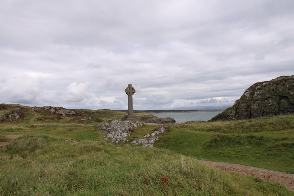 Celtic Cross, Ynys Llanddwyn , Anglesey, Wales by Graham Turnbull