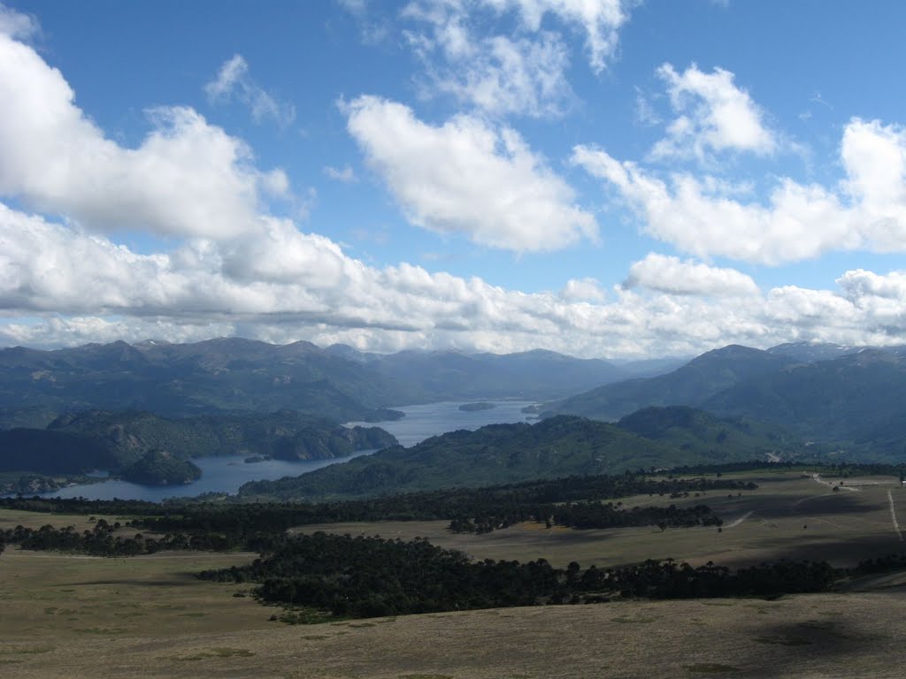 Vista del Lago Moquehue desde el Volcán Batea Mahuida. Area Natural Protegida Batea Mahuida, Villa Peheuenia, Neuquén - Argentina. by maderman