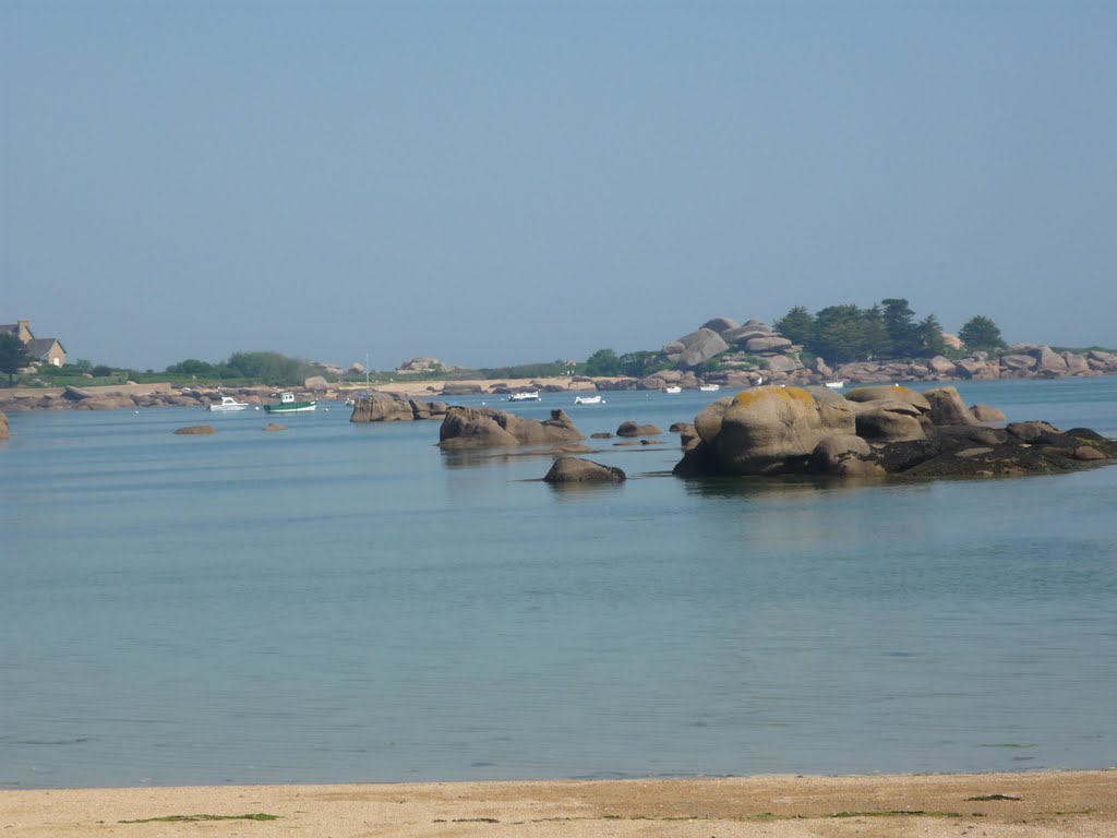 La Plage Ty Al Lia sur l'Ile Renote vue de la Plage Quo Vadis dans le Quartier de Tourony à Trégastel sur la Côte de Granit Rose . by crechargant