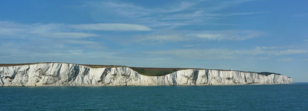 Panoramic view of the White Cliffs of Dover - Dover, United Kingdom by T NL