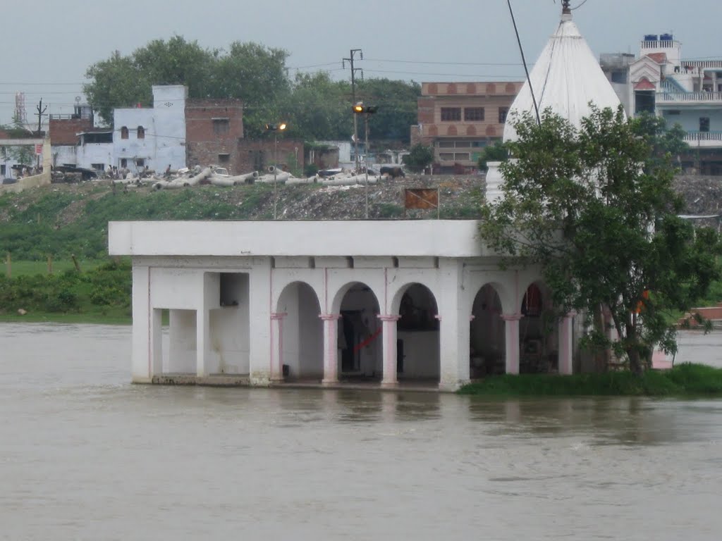 Temple in middle of Gomati River by vishnu_uplc