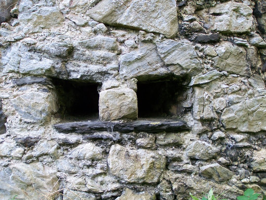 South tower on the West wall of the Boyne Castle on Sunday the 26th day of September 2010. by Gilbert Smith