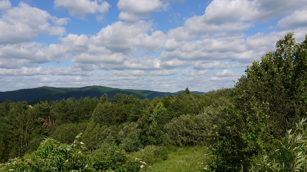 Polańczyk, widok na zielone wzgórza. by AdamoKrzyś