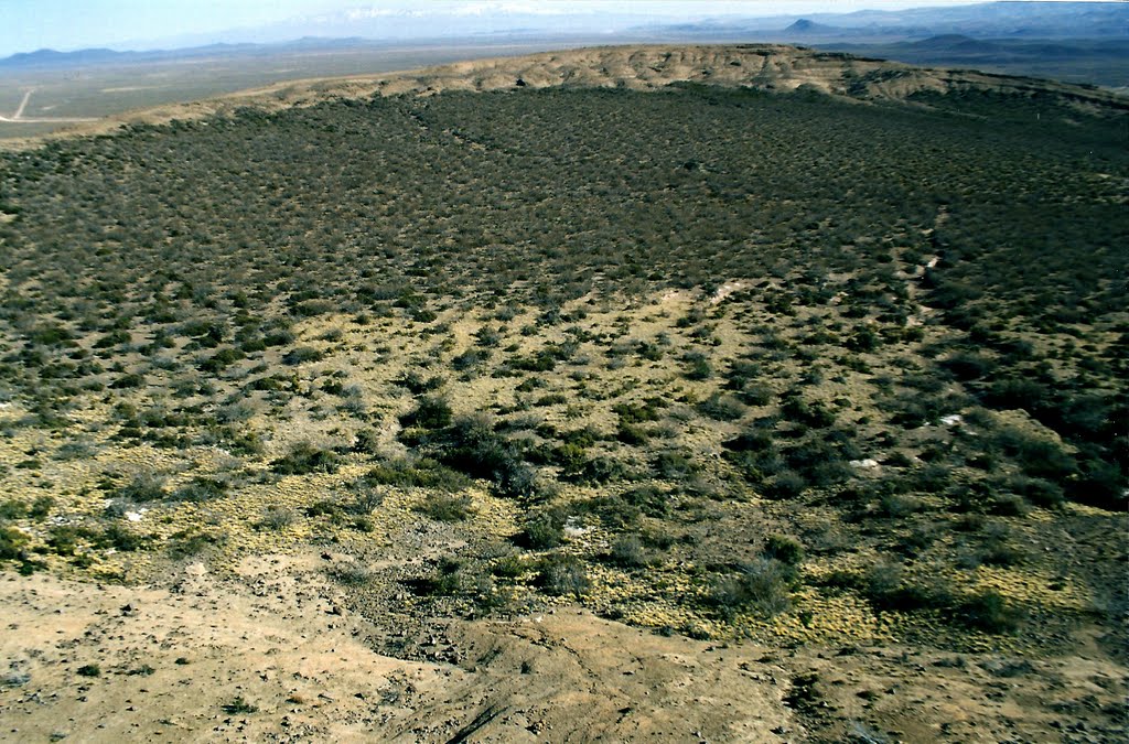 En el medio del Cráter del Volcán Carapacho (Reserva Llancanelo) by Federico Soria