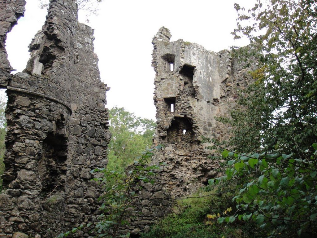 Boyne Castle on Sunday the 26th of September 2010, part of the South wall . by Gilbert Smith