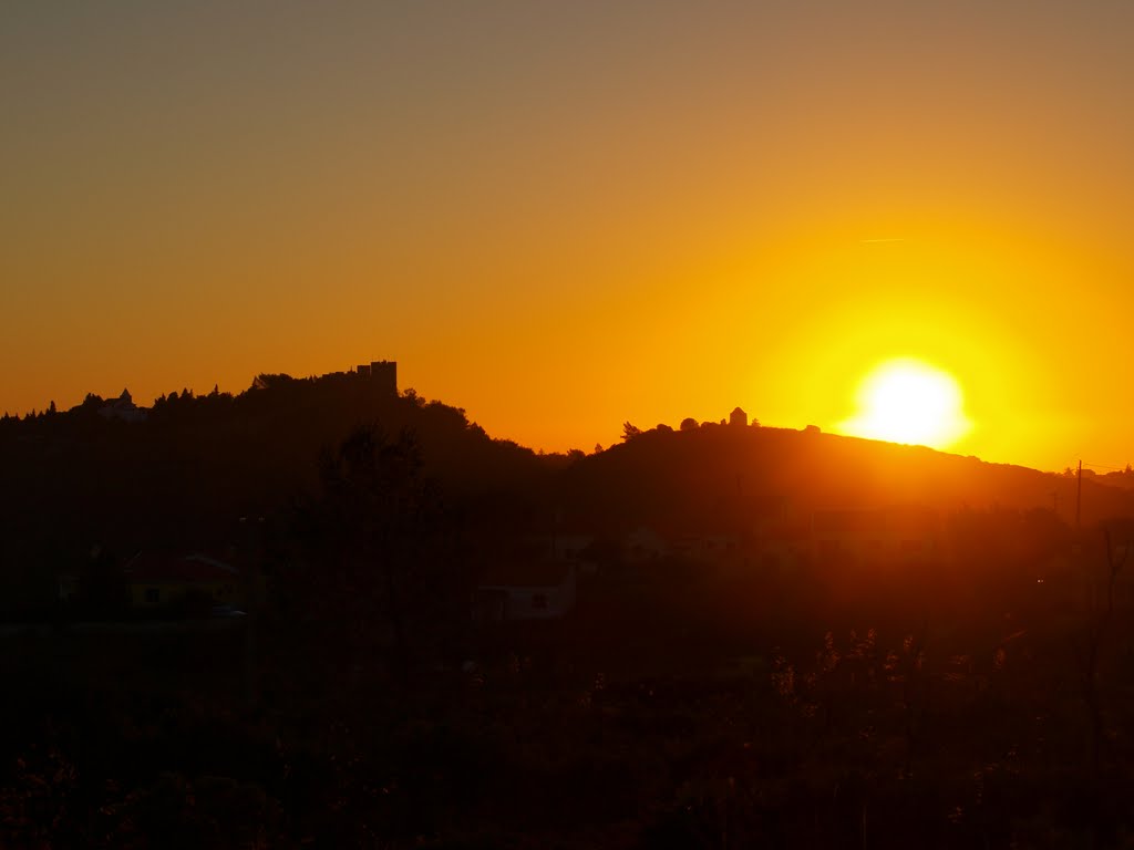 Por do sol junto ao castelo. by A. Miranda