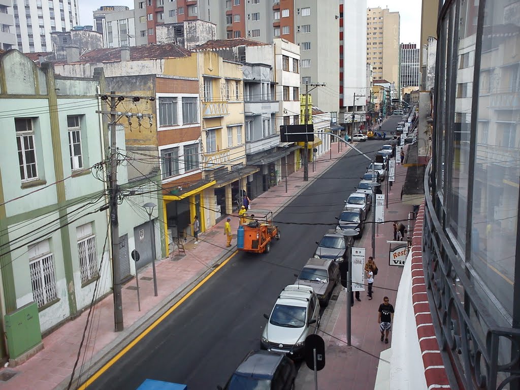 Rua Riachuelo sendo pintada by Klecio Puchaski