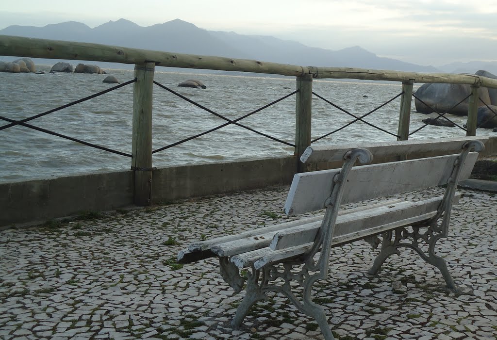 A tarde descansa em Itaguaçu by Sergio Luiz Zampieri