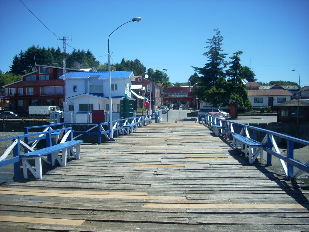 Muelle y Capitanía de Puerto de Quemchi. Chiloé, Chile. by Elias Munoz