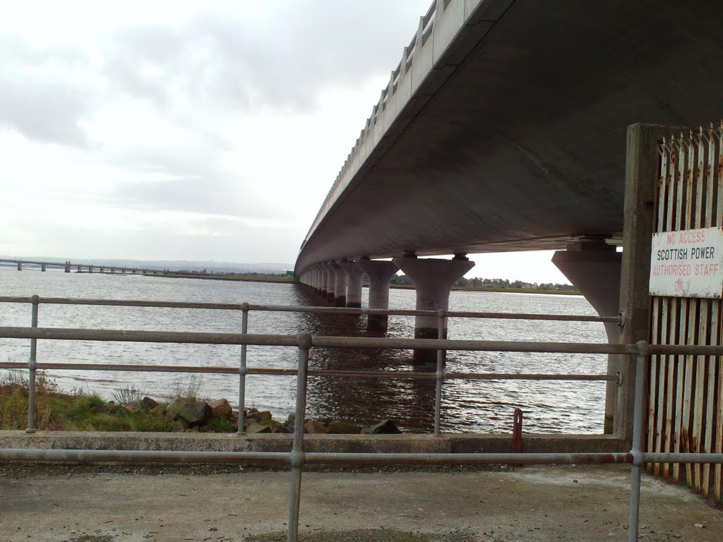 New Kincardine Bridge meeting old Kincardine Bridge.(222) by Portmoreloch