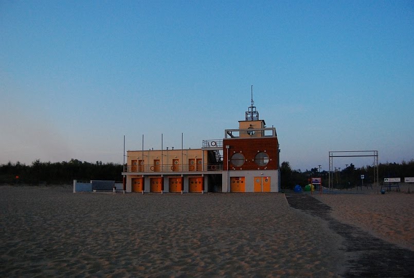 Poranek na plaży w Gdańsku Stogach - budynek ratowników by AnnaJolanta 2