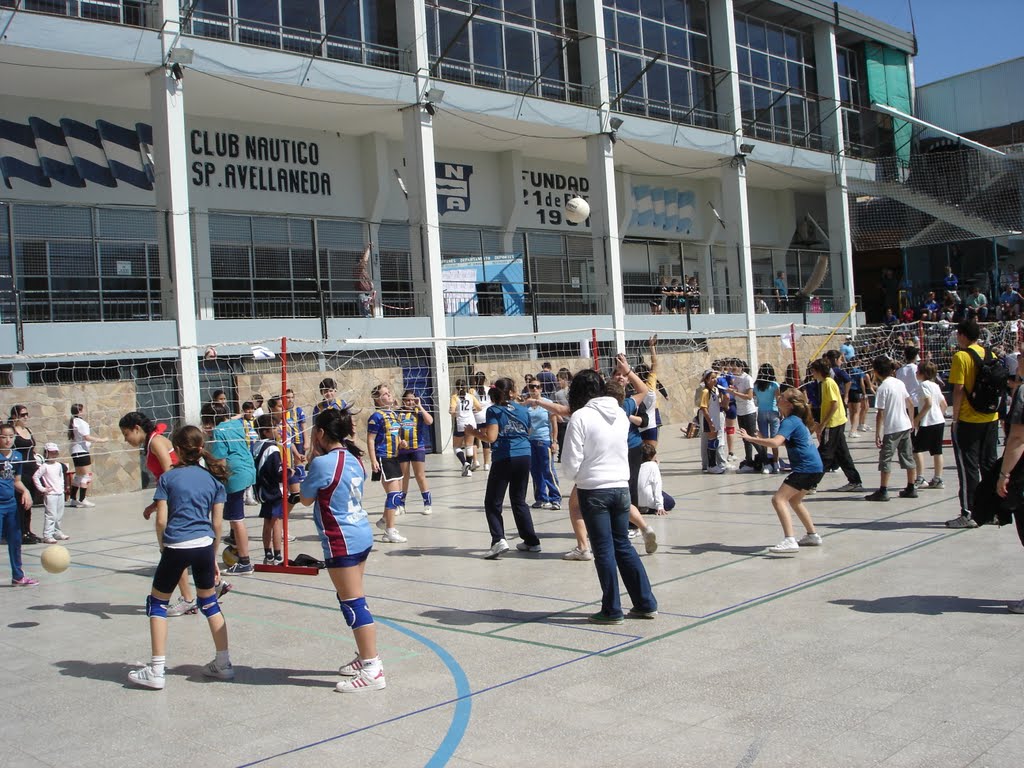 Escuela de voley. Club Náutico Avelaneda by Oscar Sacchi