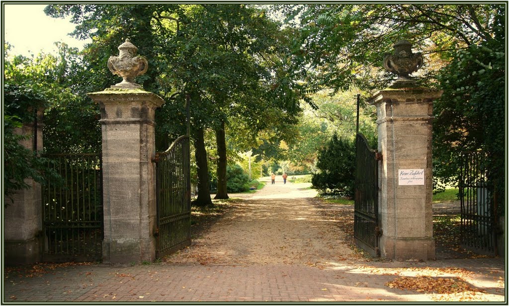 Eingangstor zum Schlosspark in Marquardt. by H. Hönow